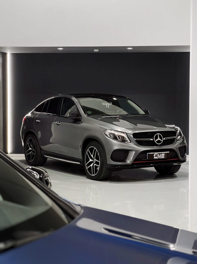 SUV Mercedes-Benz GLE Coupé en un entorno moderno y bien iluminado.